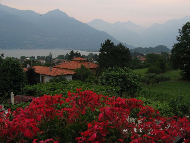 Illan hämärtyessä. Nkym Albergo Sci d'Oron huoneen parvekkeelta. Colico, Italia.